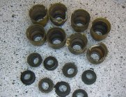 alte Dichtgummis und Kunststoffkappen der Einspritzdüsen